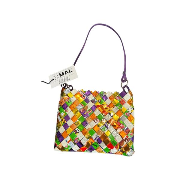 MAL RECYCLED Bag made out of recycled snack wrappers with top zipper close - Picture 2 of 8